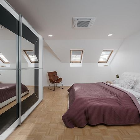 Dot 3 Bdr Apartment With Tyn Cathedral View & Ac Prag Exteriör bild