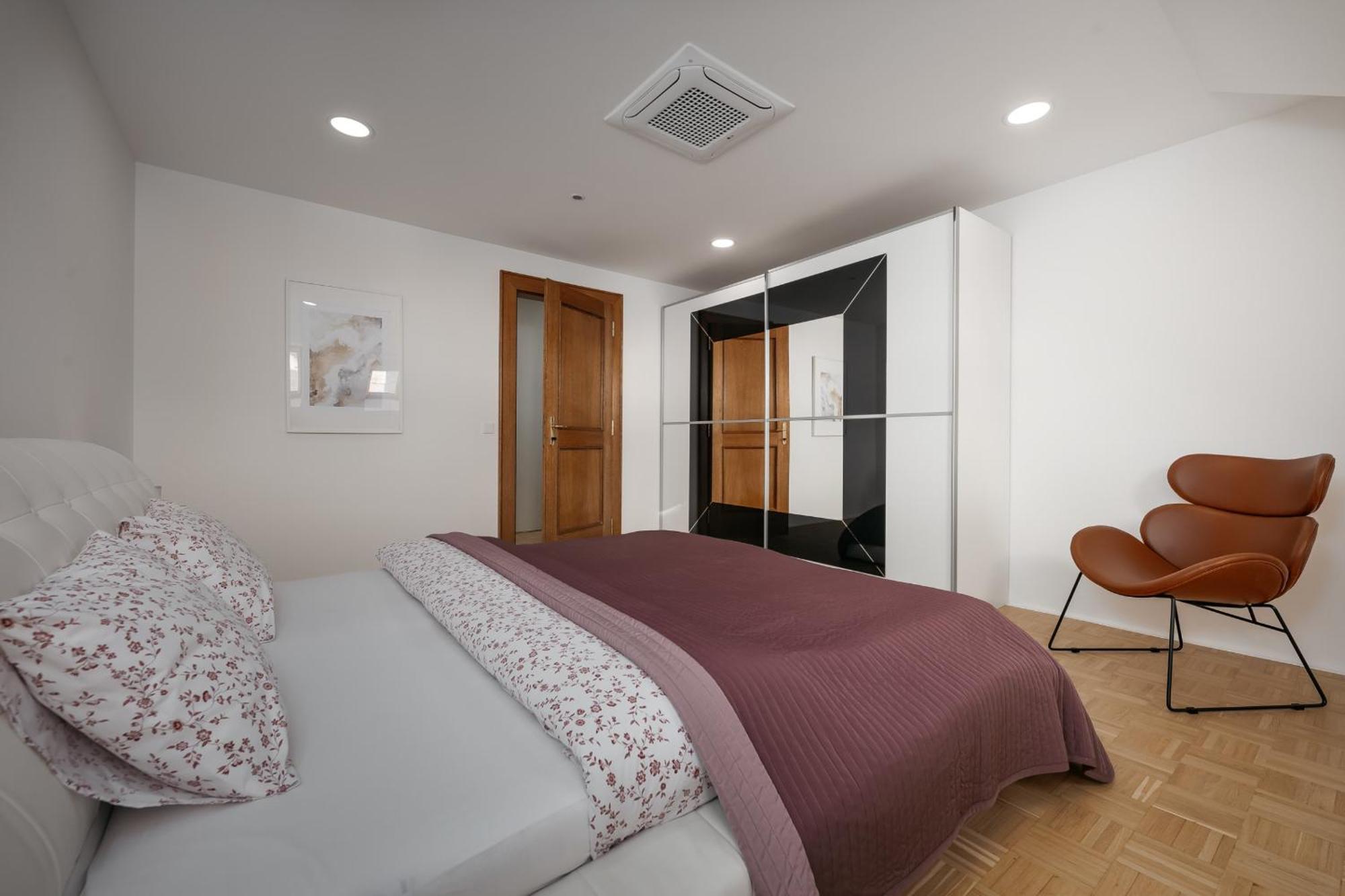 Dot 3 Bdr Apartment With Tyn Cathedral View & Ac Prag Exteriör bild